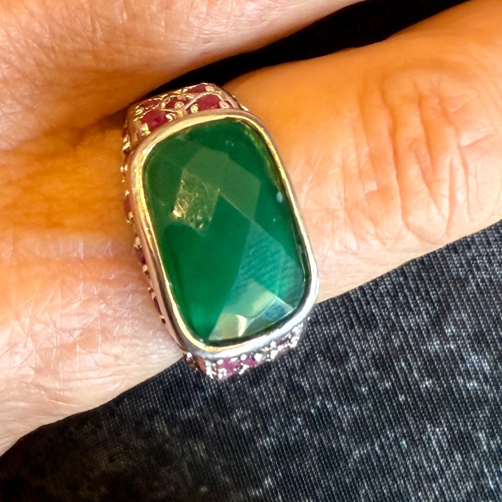 Stunning Green and Silver Ring with Emerald Gemstone